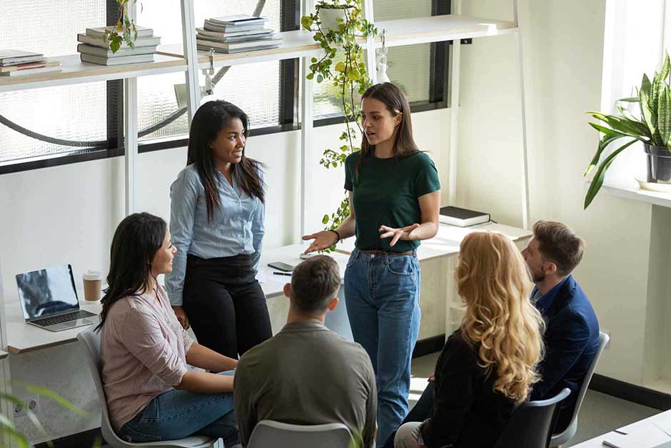 groupe-en-formation-professionnelle-en-entreprise,-échange-entre-collaborateurs