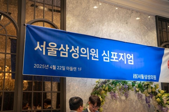 이상준 대표원장이 진료실에 환자와 함께 있다.