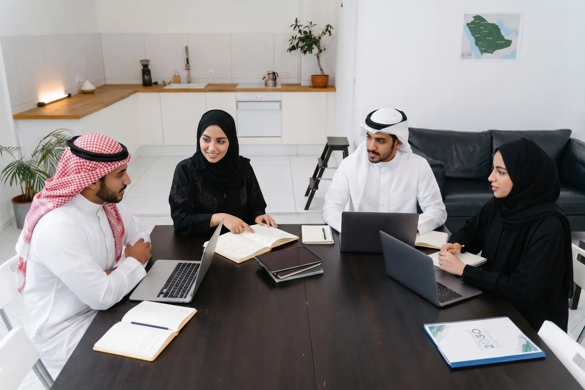 اجتماع تسويق رقمي حول طاولة المكتب