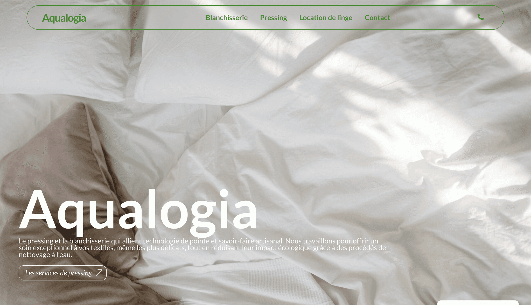 Header du site Aqualogia : webdesign épuré et navigation ergonomique pour un pressing écologique innovant utilisant l'aquanettoyage.
