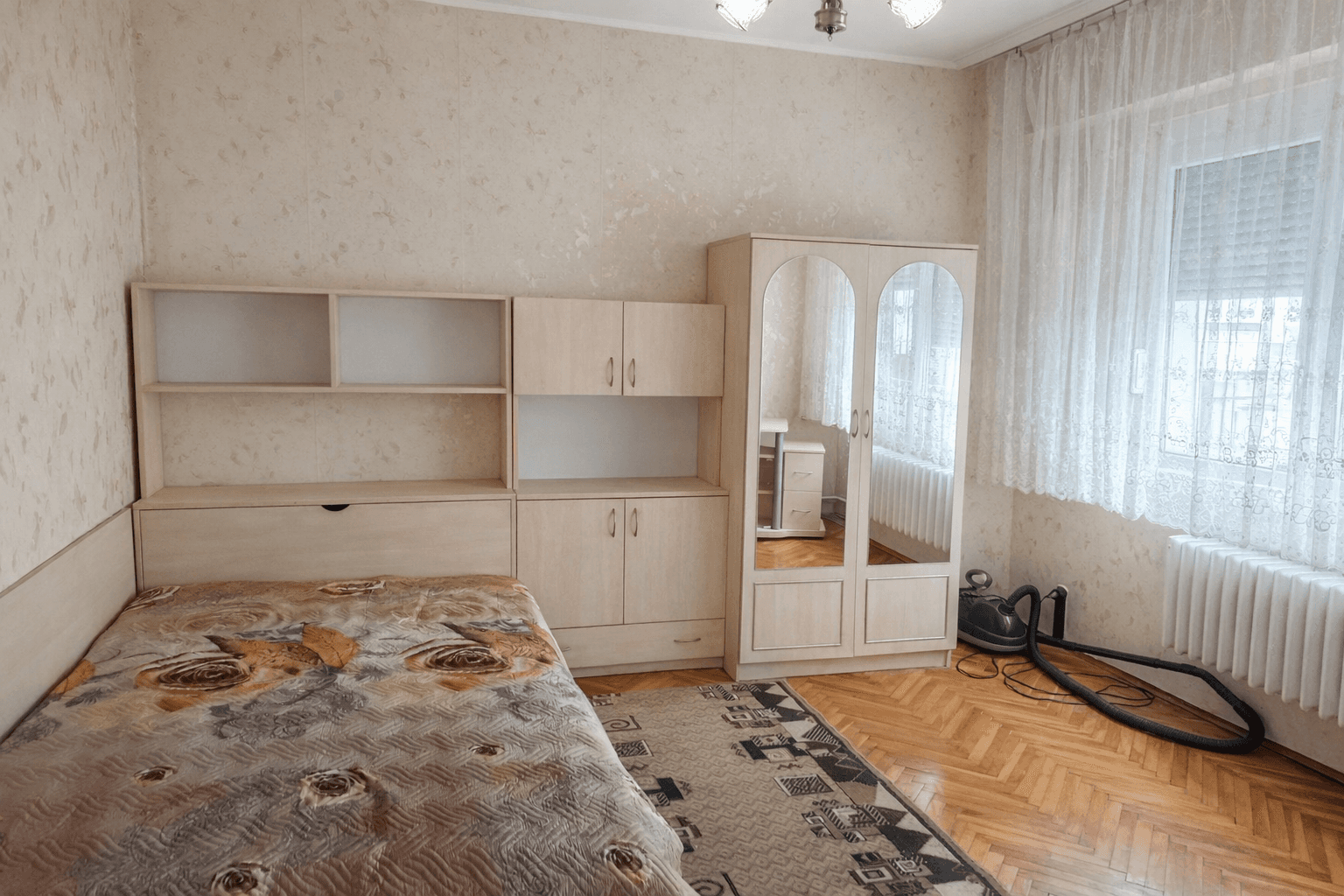 Светла спалня в двустаен апартамент под наем в Русе