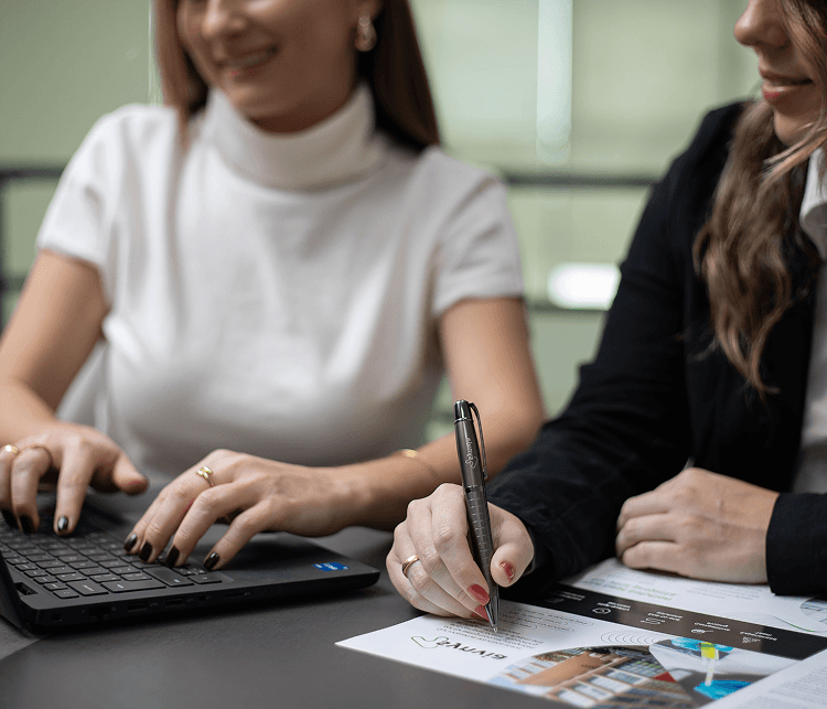 Equipe técnica da Synvia garantindo conformidade regulatória e documentação para estudos clínicos segundo critérios COFEPRIS