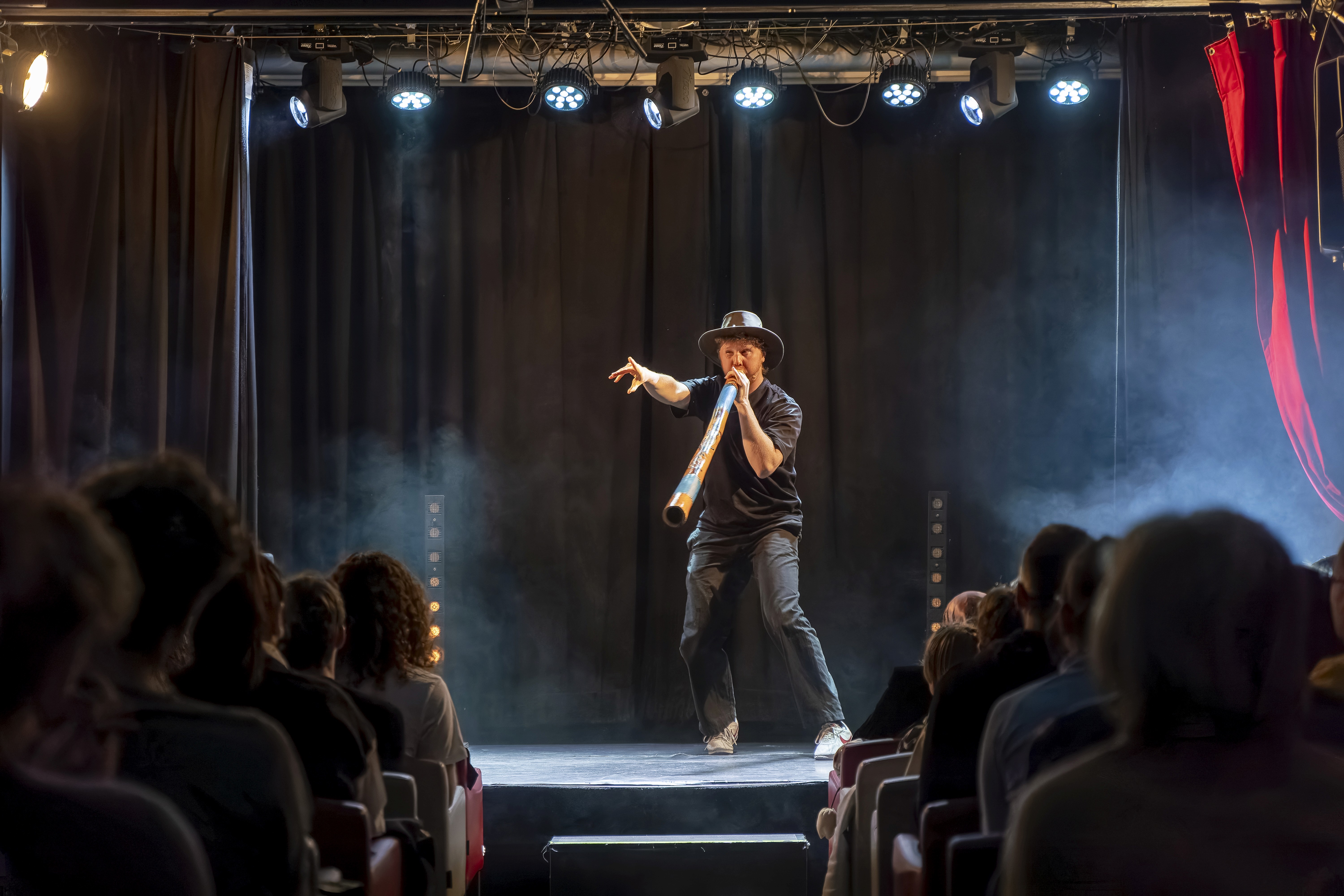 Jojo bernard joue du didgeridoo sur scène 