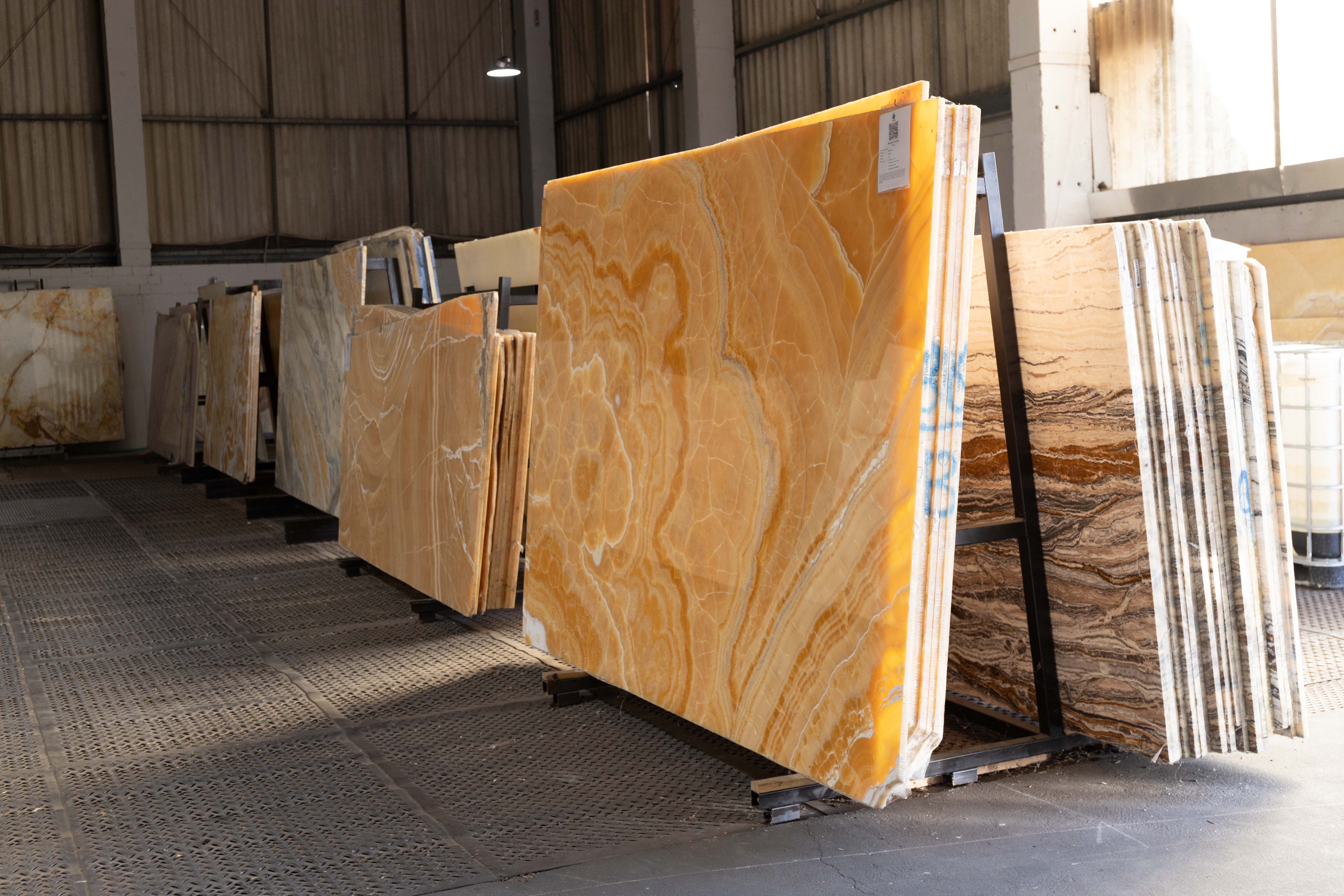 Gelb-goldene Onyx slabs in Lagerhalle