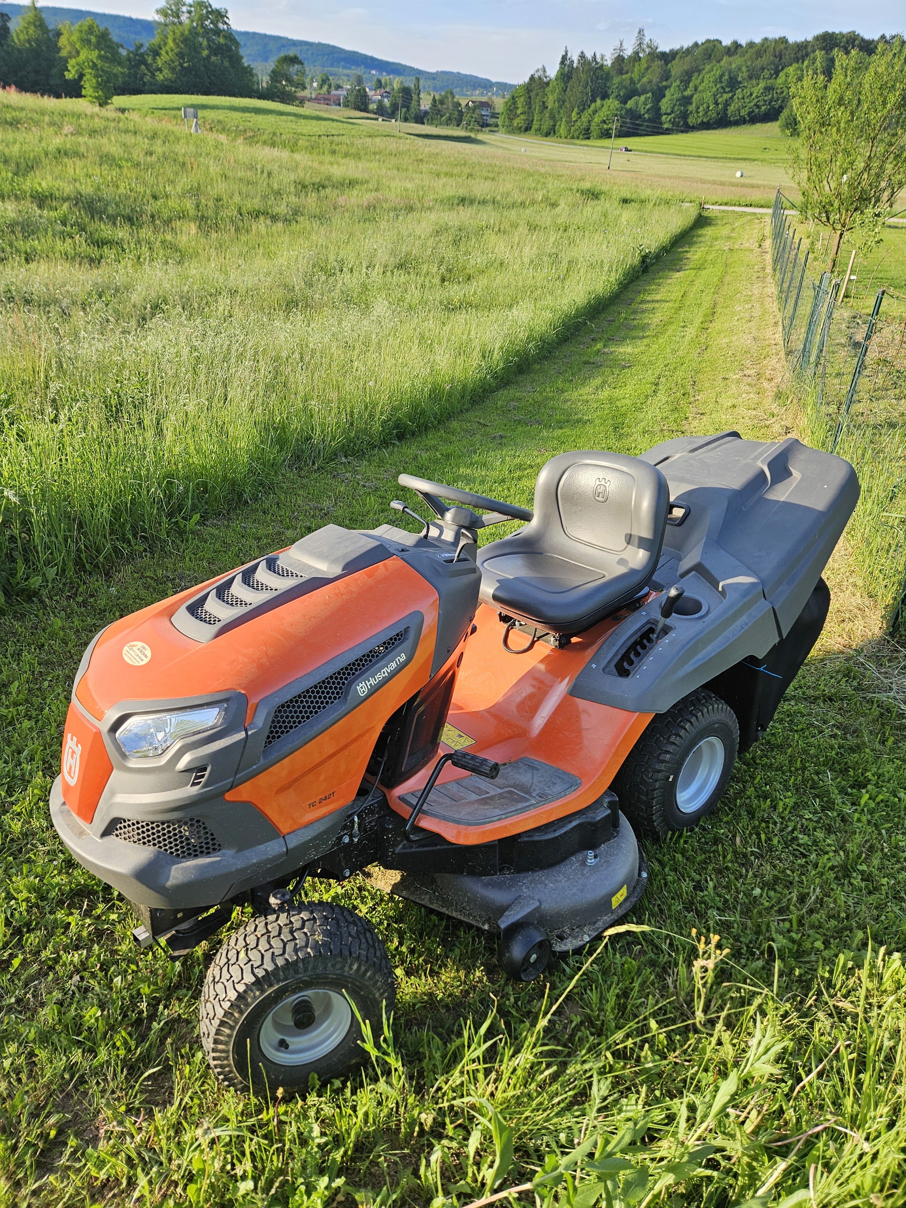 Kosilnica med košnjo trave