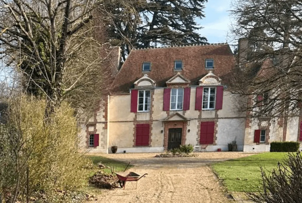 Photo d'une maison à Boissy-lès-Perches dans le Centre-Val de Loire dont l'énergie est produite grâce à des panneaux photovoltaïques