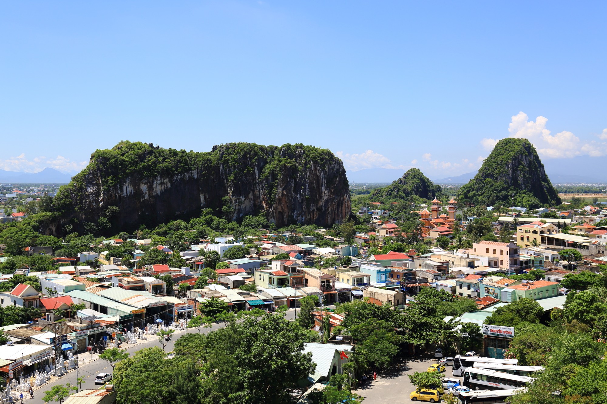 photography of dam during daytime