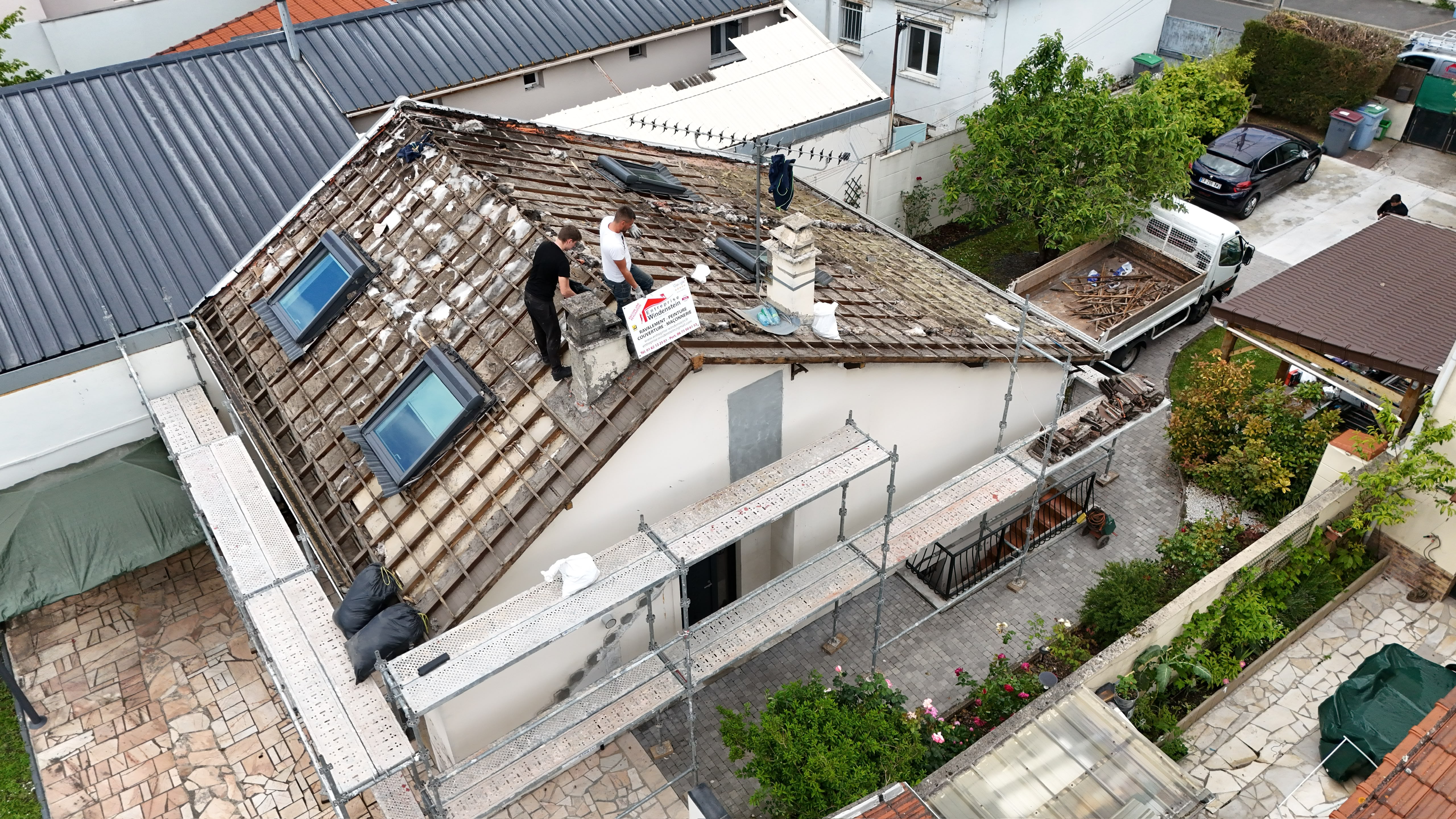 Toiture en tuiles très dégradée avant rénovation à Montreuil