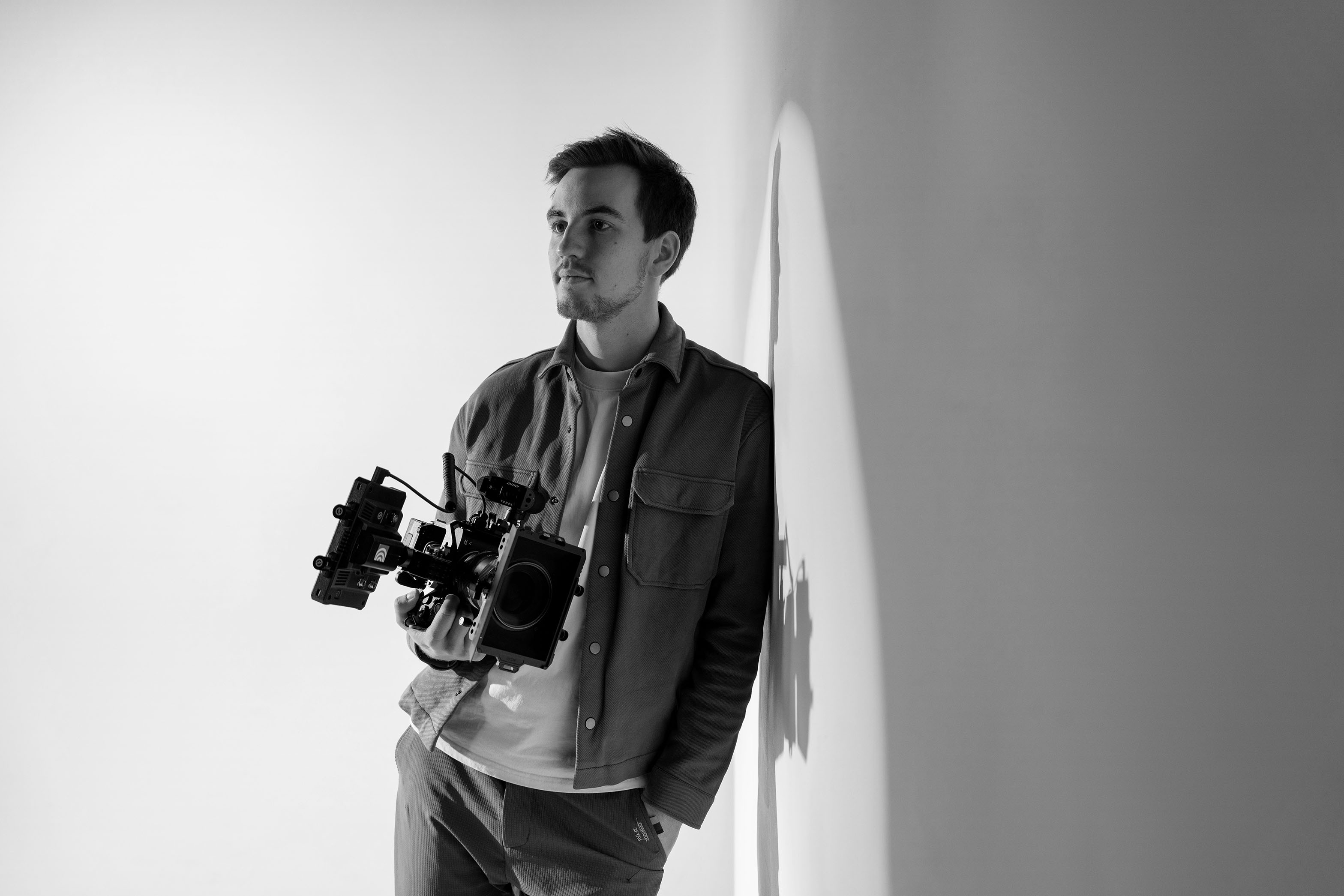 Man holding a camera, embodying filmproduction and photography conception.