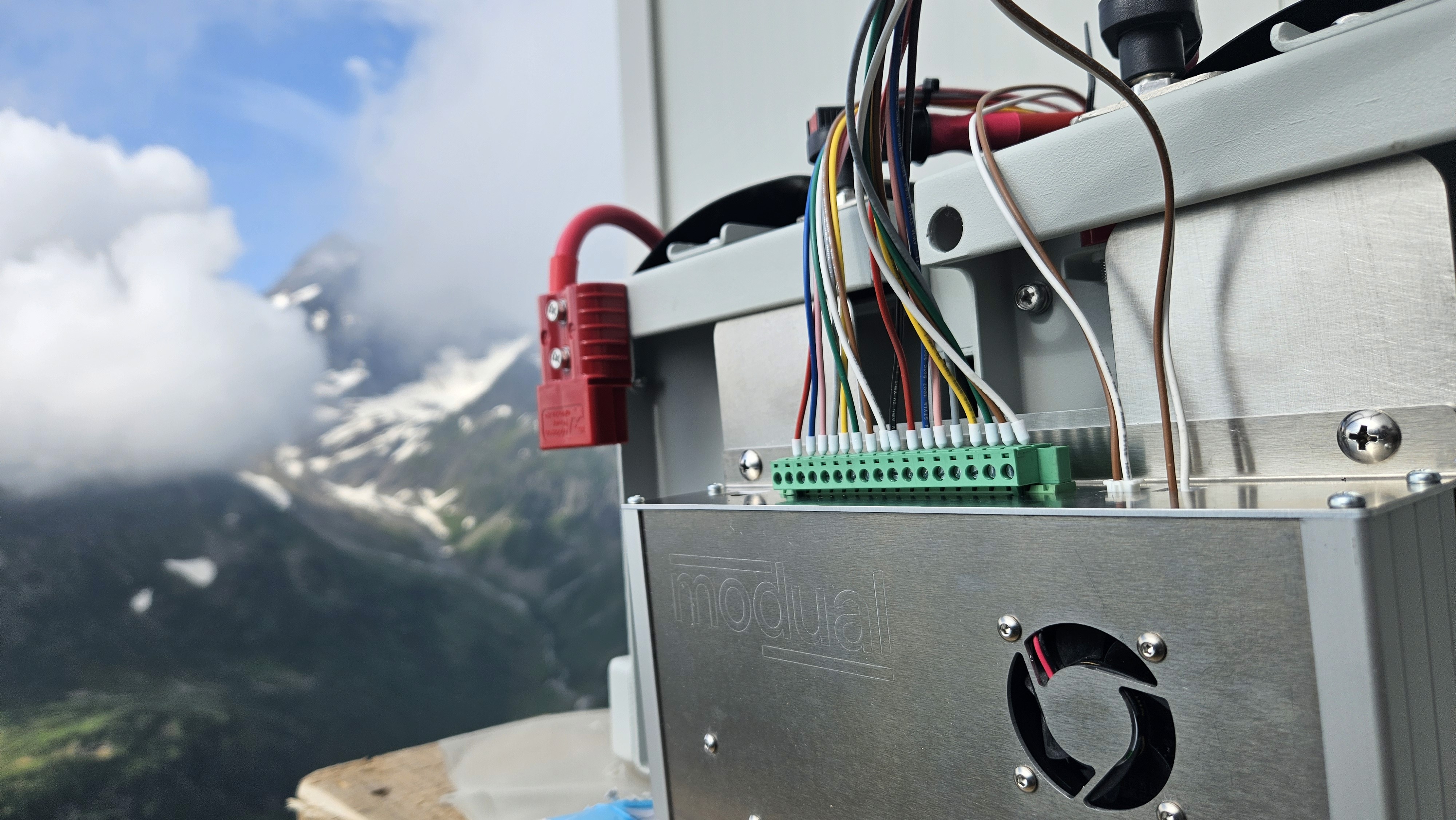 Batteriespeicher mit Blick ins alpine Tal