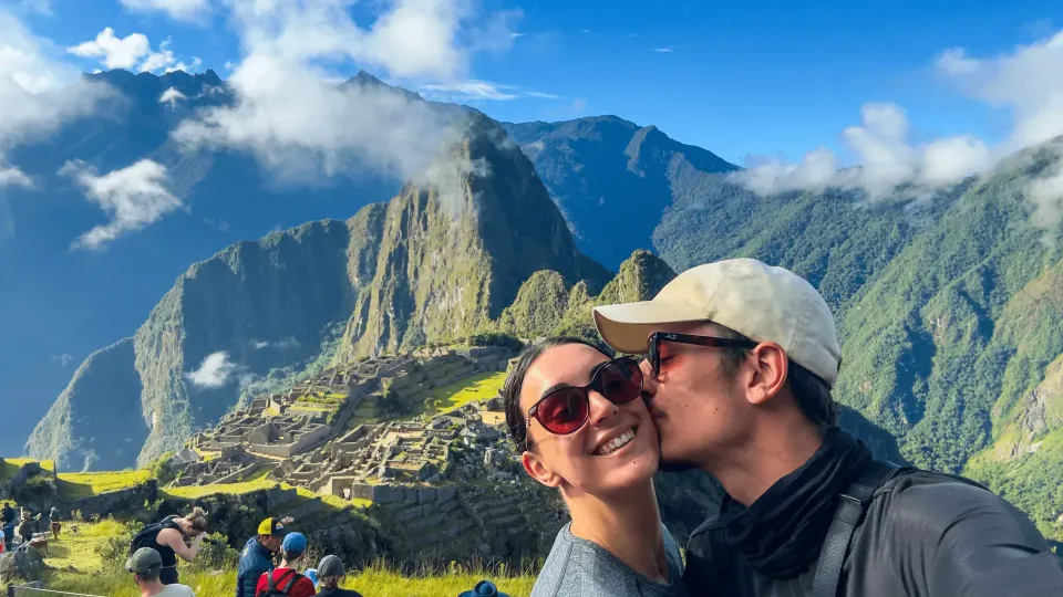 Deux personnes s'embrassant en face du Machu Picchu