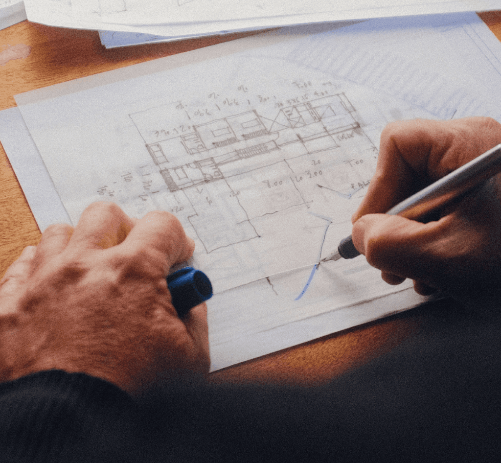 photo d'un plan d'architecture en train d'etre annoté au stylo