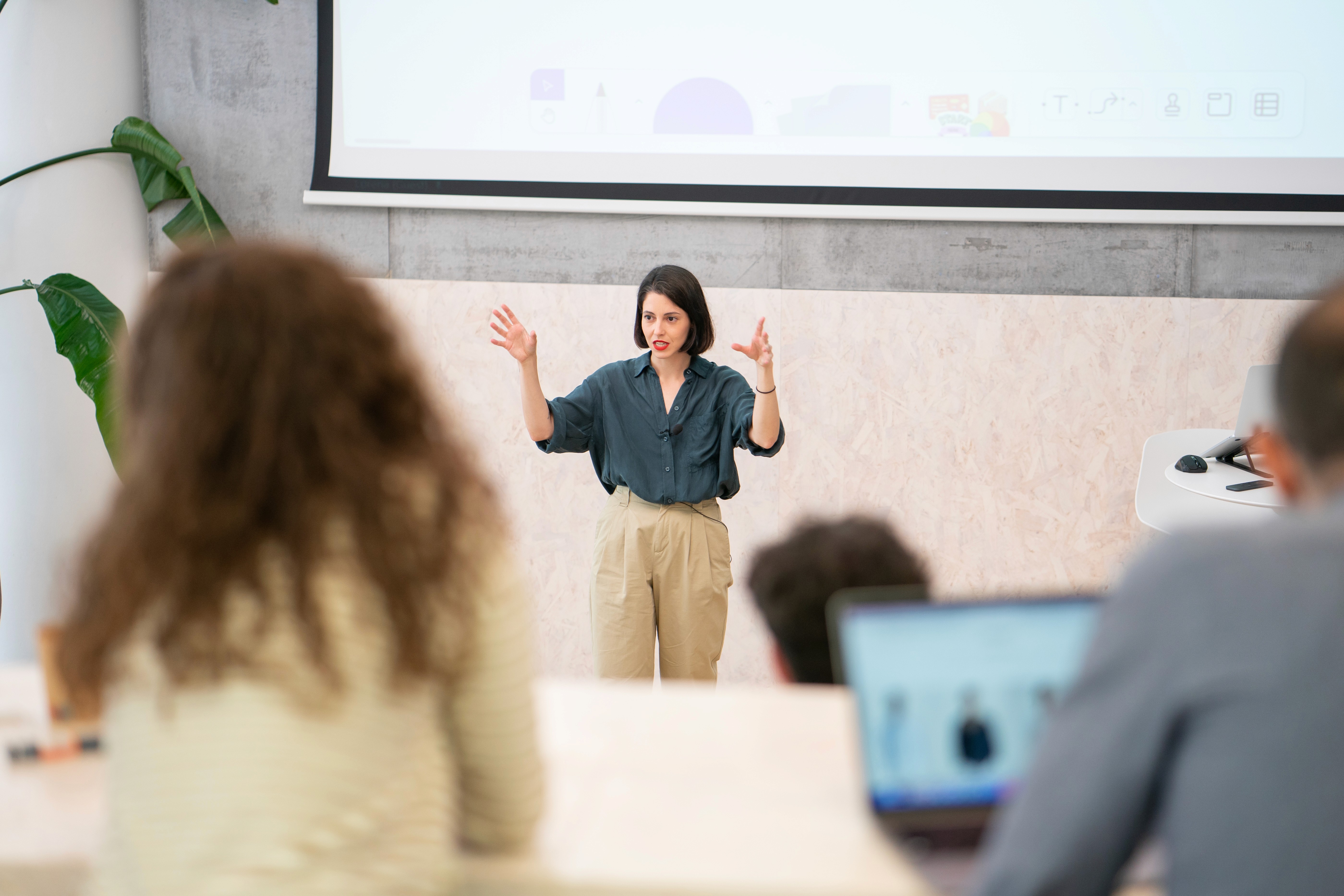 Fotografía donde aparece Lorena Ramos dando una formación en un aula magna
