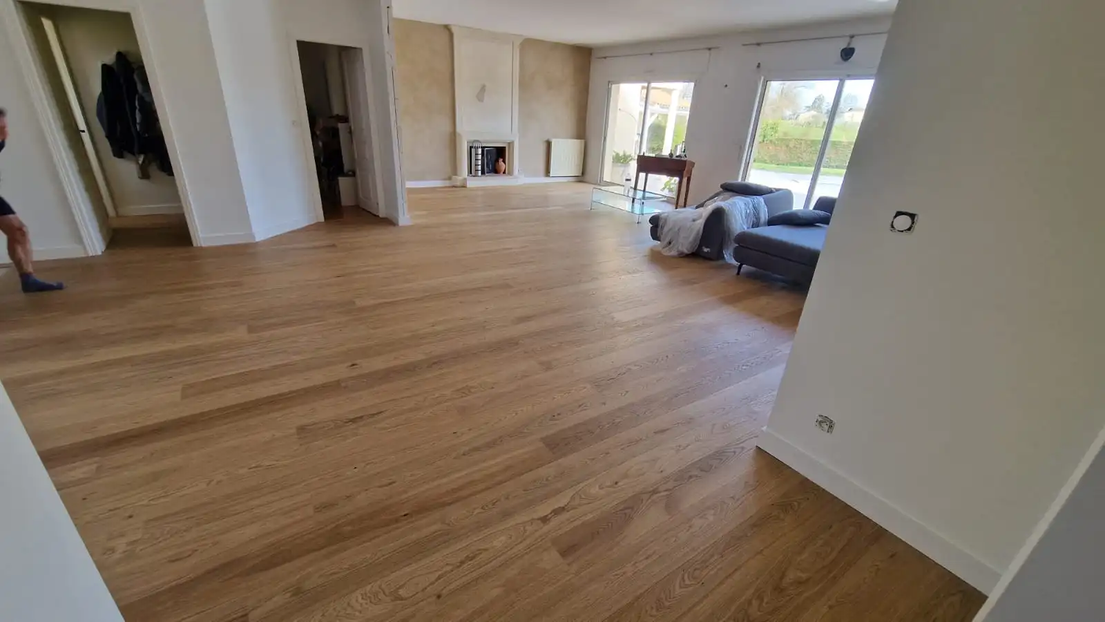 Séjour lumineux avec parquet chêne posé par Aliénor Parquet, spécialiste de la pose de parquet en Gironde