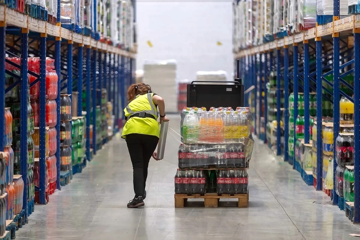 Allée d’entrepôt logistique plein volume — photographe architecture industrielle Lille | Anteale Yann Manac’h 2025