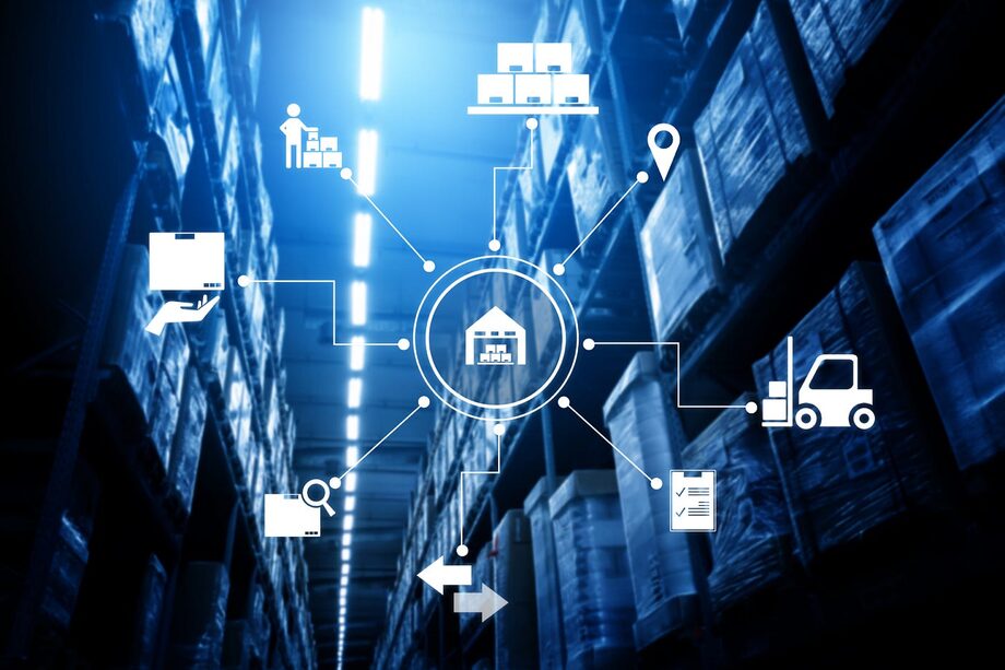 Ladu ühendatud digitaalsete logistikaikoonidega, mis illustreerivad ekspedeerimisvaldkonda