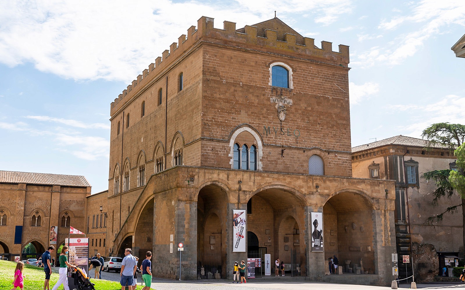 佛罗伦萨，意大利，完美雕刻的歌剧教堂博物馆外景观与游客。