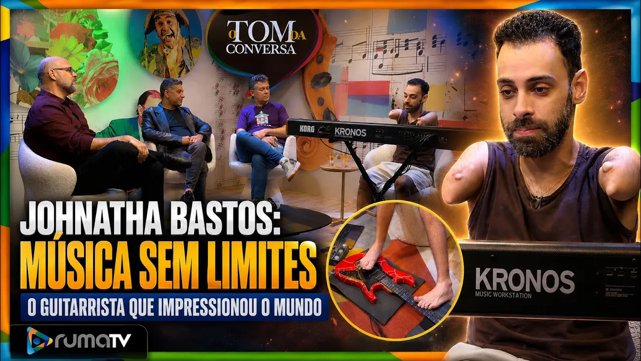 Jovem com deficiencia nos braços, tocando guitarra, teclado, sendo entrevistado por 3 homens