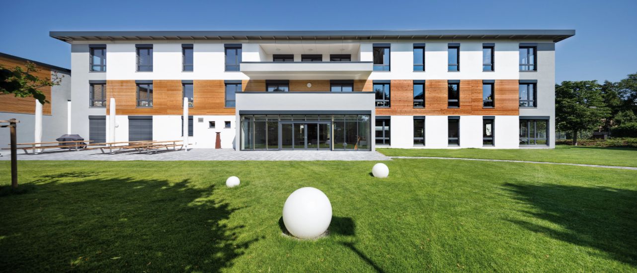 Bürogebäude in Bad Kreuznach hinter Rasenfläche