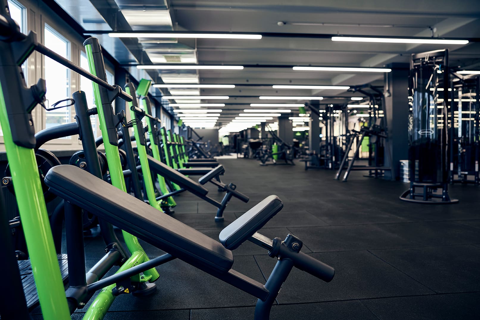 Freihantel-Bereich im XTRAFIT Fitnessstudio in Sindelfingen mit modernen Geräten, Bänken und Gewichten.