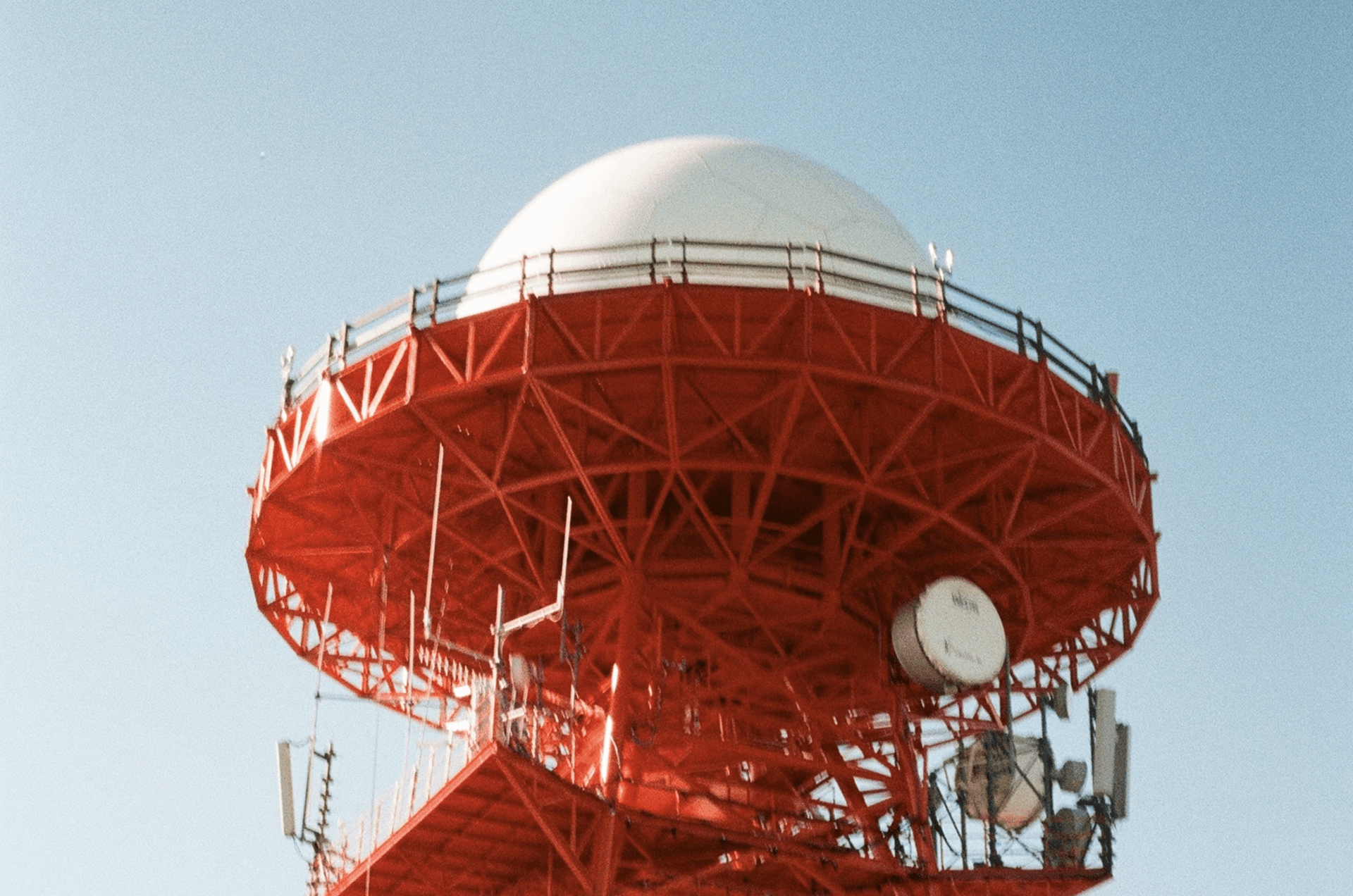 Large radar tower tracking data signals, symbolizing how B2B marketing attribution software tracks user touchpoints across channels.