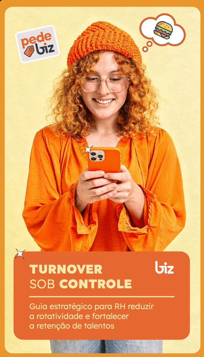 Três pessoas conversam ao ar livre, cercadas por plantas verdes e uma atmosfera relaxante.