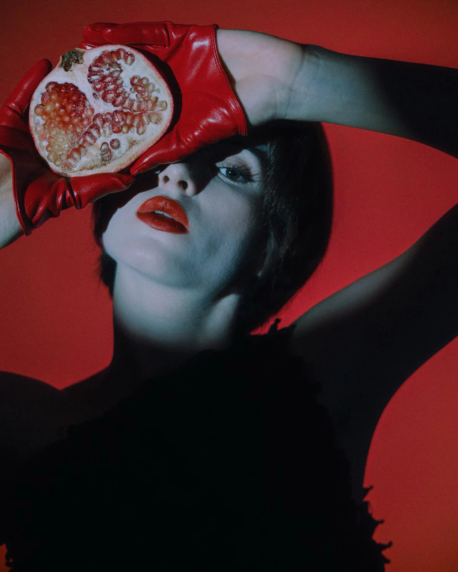 The Colour of Pomegranates — project image 05 by Roman Olinchuk. 香港攝影、創意影像及視覺敘事作品。
