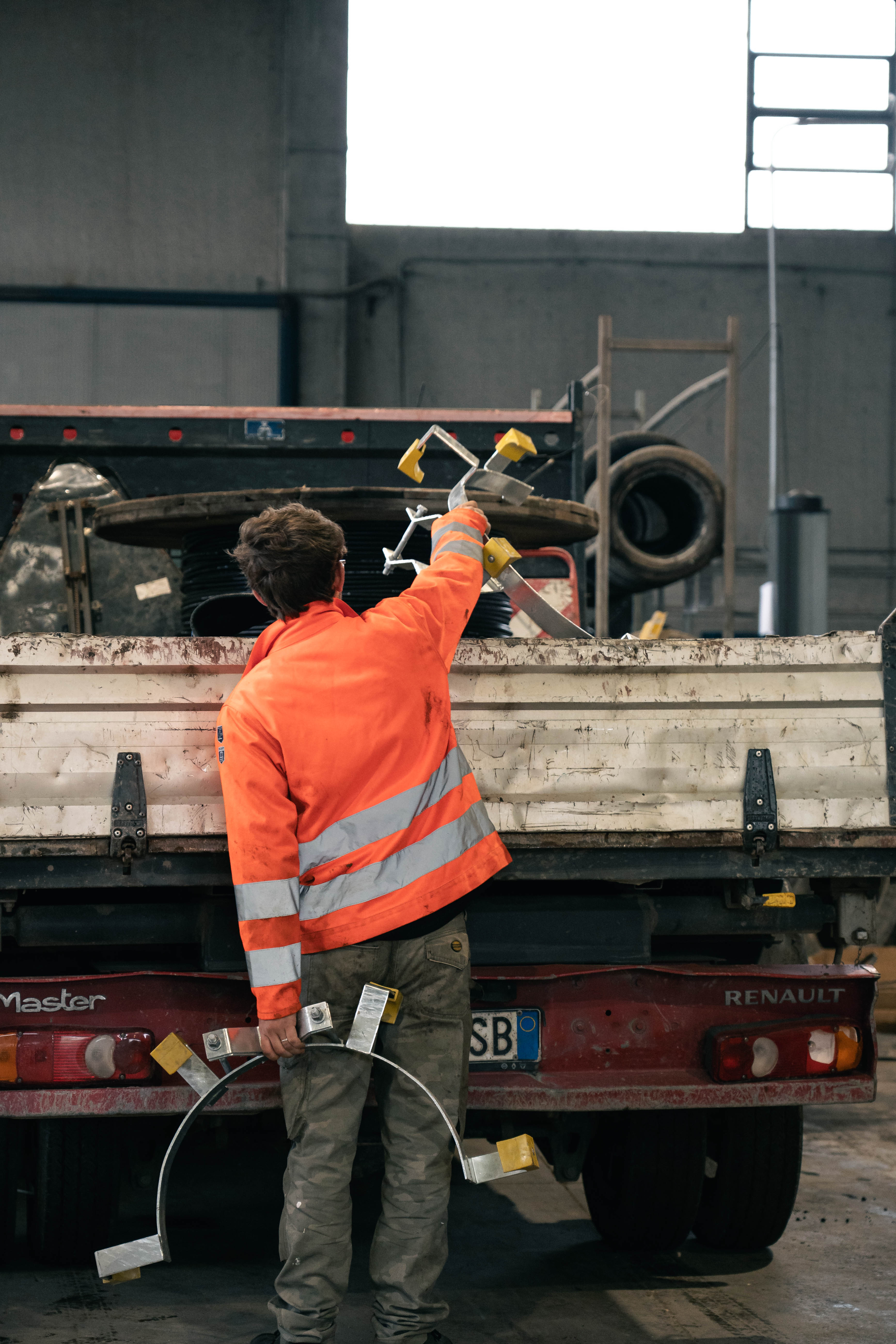 Squadra di operai al lavoro su un cantiere edile