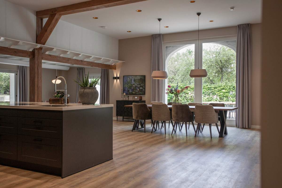 woonboerderij villa rijzenburg woonkeuken met stalraam