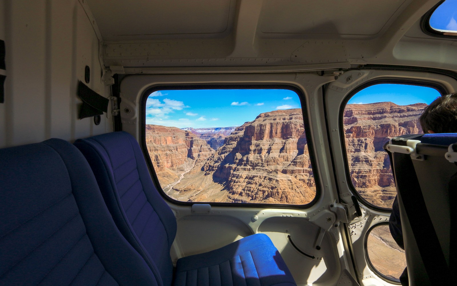 Grand-Canyon-Luftansicht aus dem Flugzeugfenster während der Las Vegas zum Grand Canyon National Park Tour.