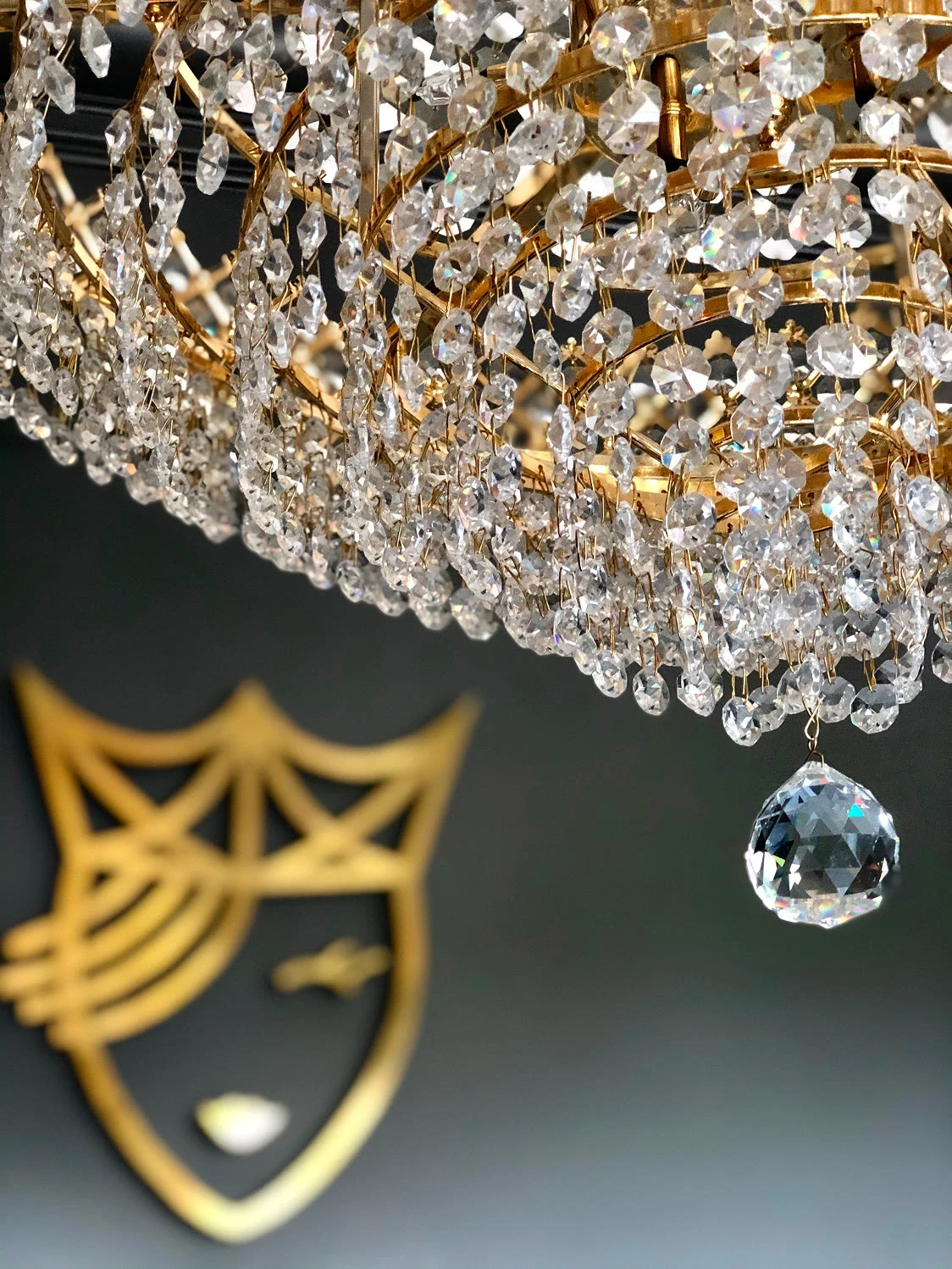 Zdjęcie logo i żyrandolu