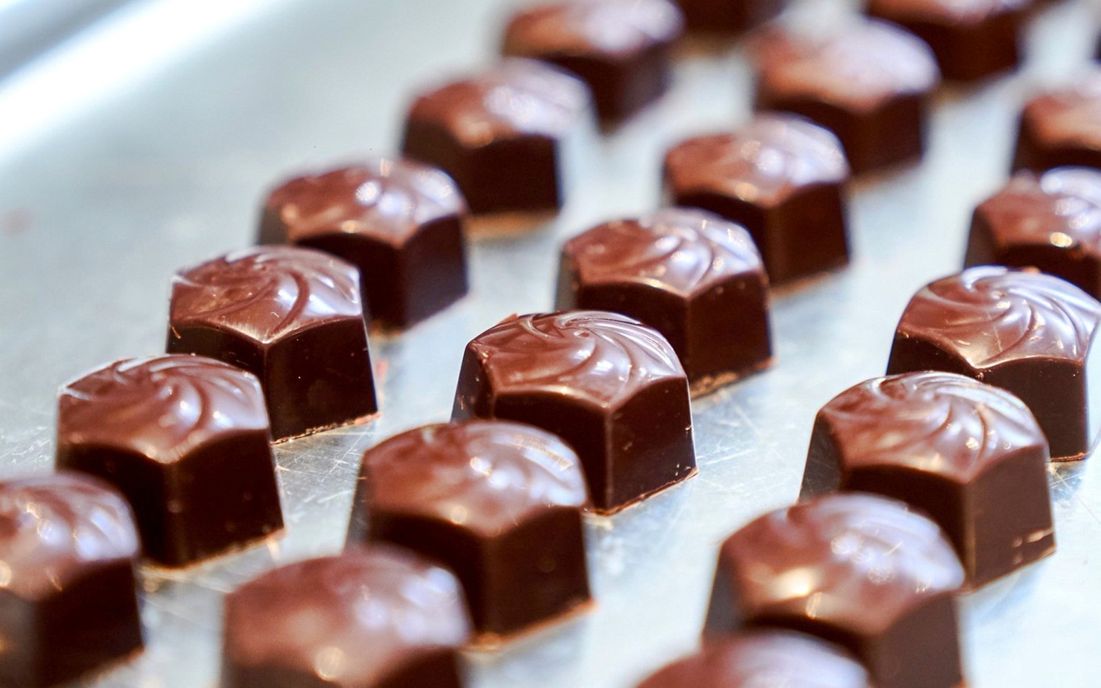 Csokoládék bemutatása a Choco-Story Brüsszel Múzeumban.