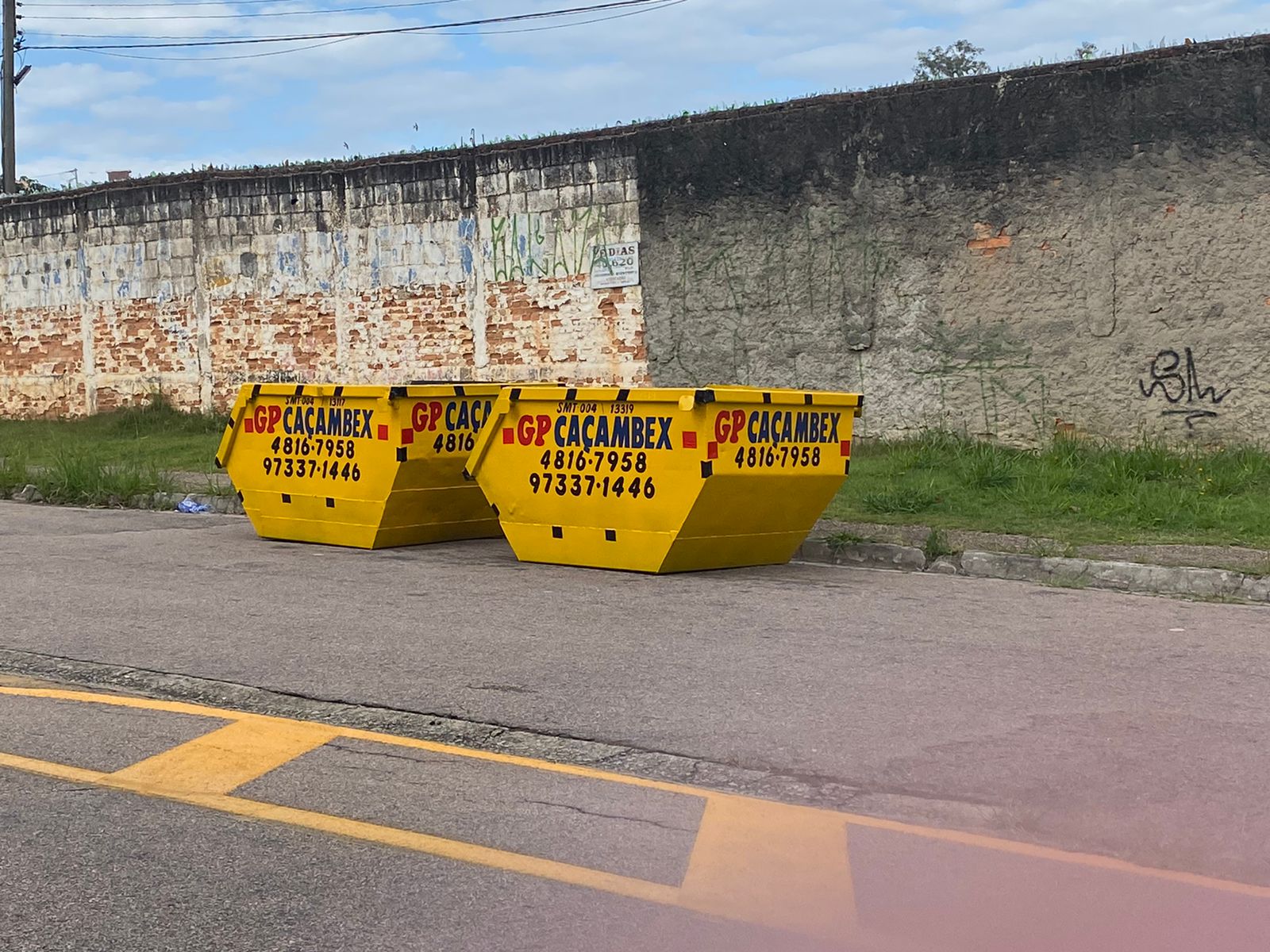 Duas Caçambas GP Caçambex posicionadas na rua.