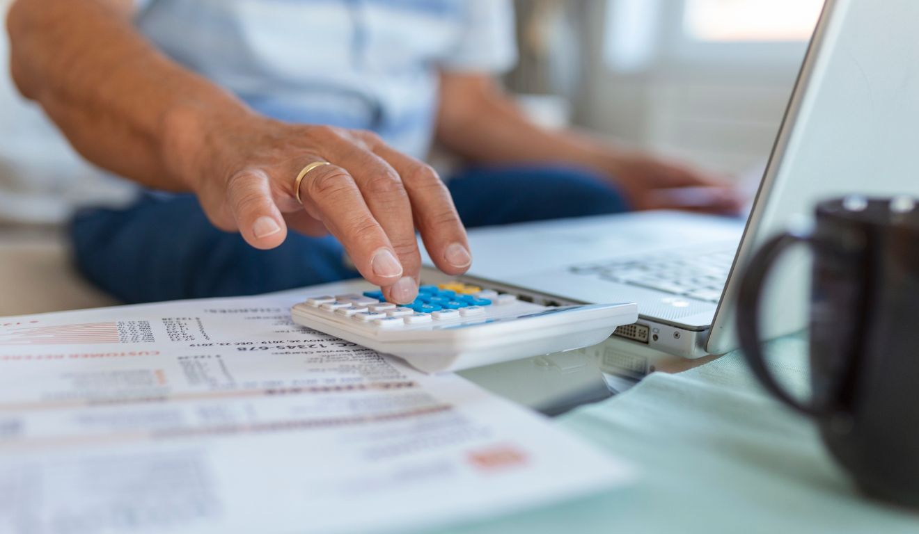 Imagem mostra pessoa organizando sua visão financeira