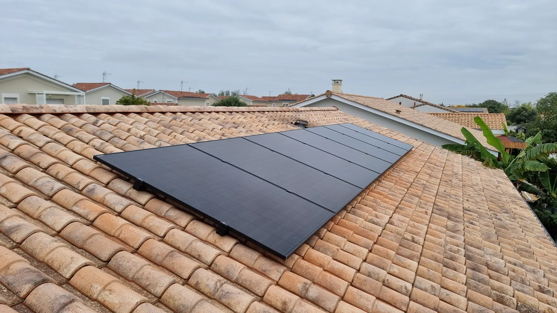 Photo d'une maison à Ludon-Médoc équipée de panneaux photovoltaïques dont l'installation a été faite par Moon Énergie, powered by Solarock.