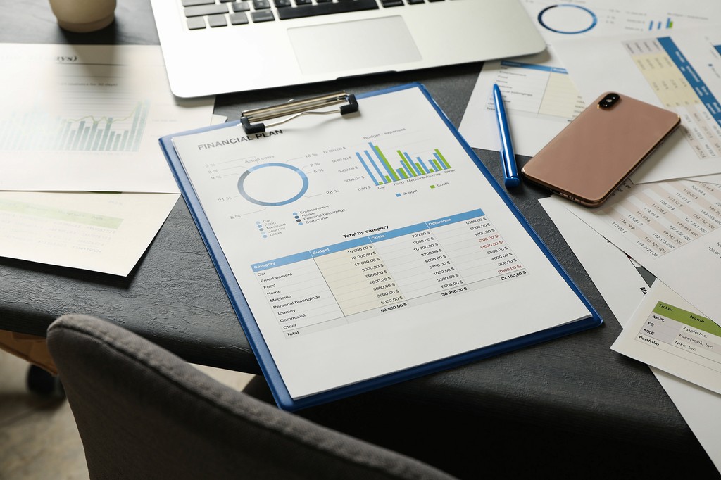 Prancheta com documentos e relatórios de contabilidade