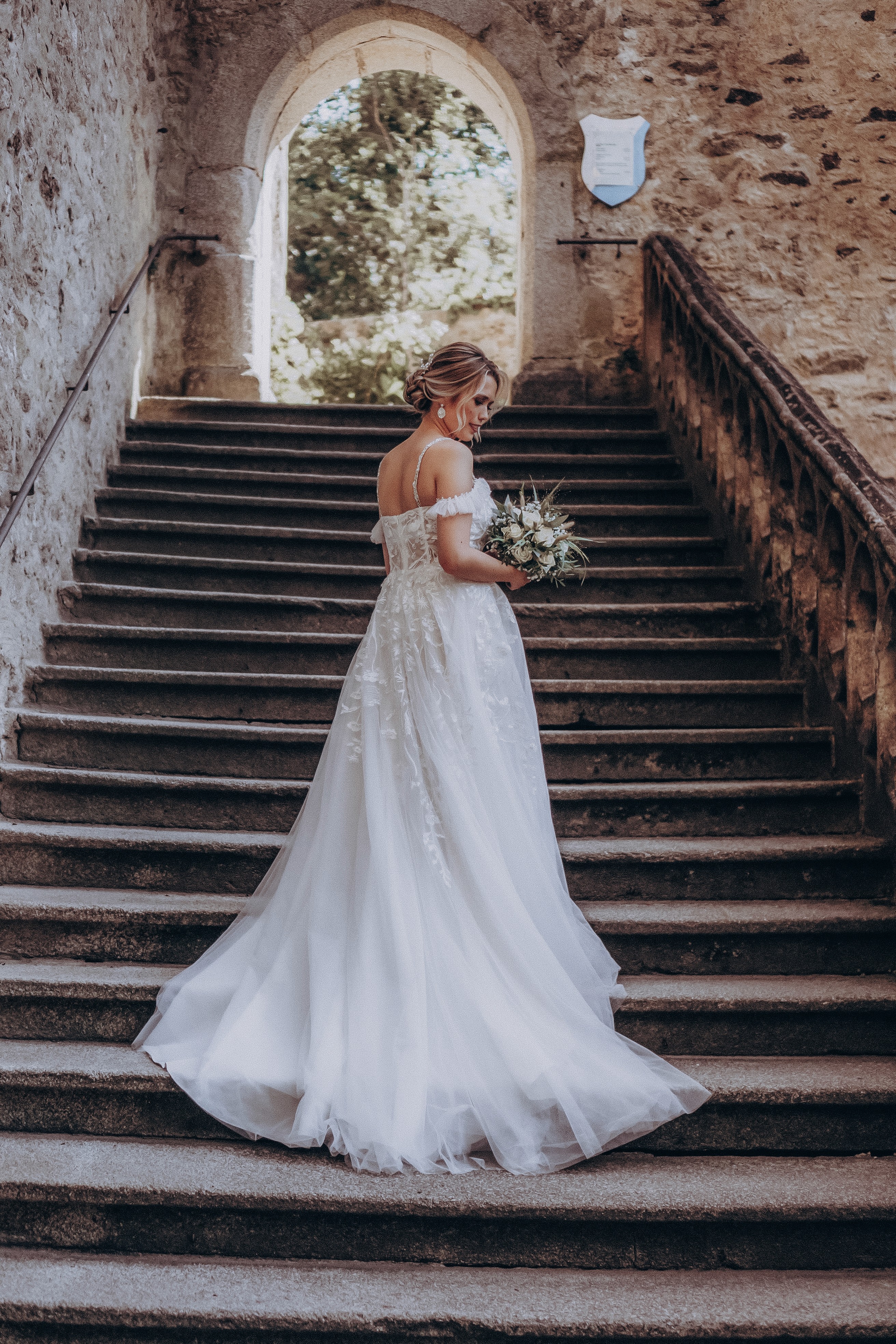 Brautpaar-Porträt vor der Wallfahrtskirche Bogenberg, Fotografin Bayern.
