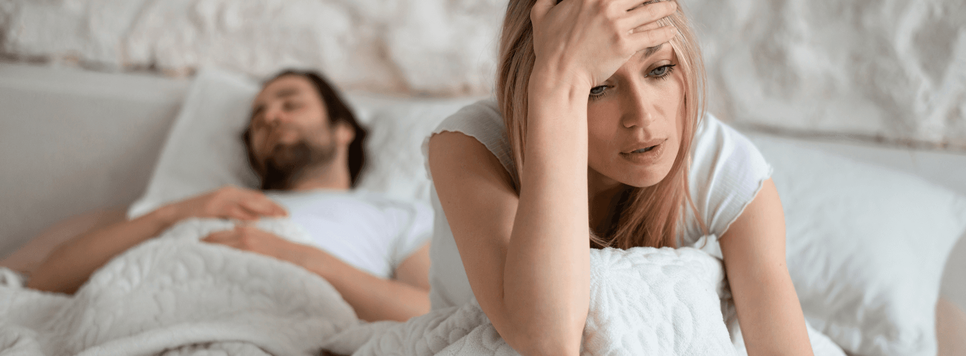 Un couple au lit qui ont des problèmes dans leur relation