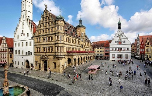 Rathaus und Marktplatz aus der Vogelperspektive