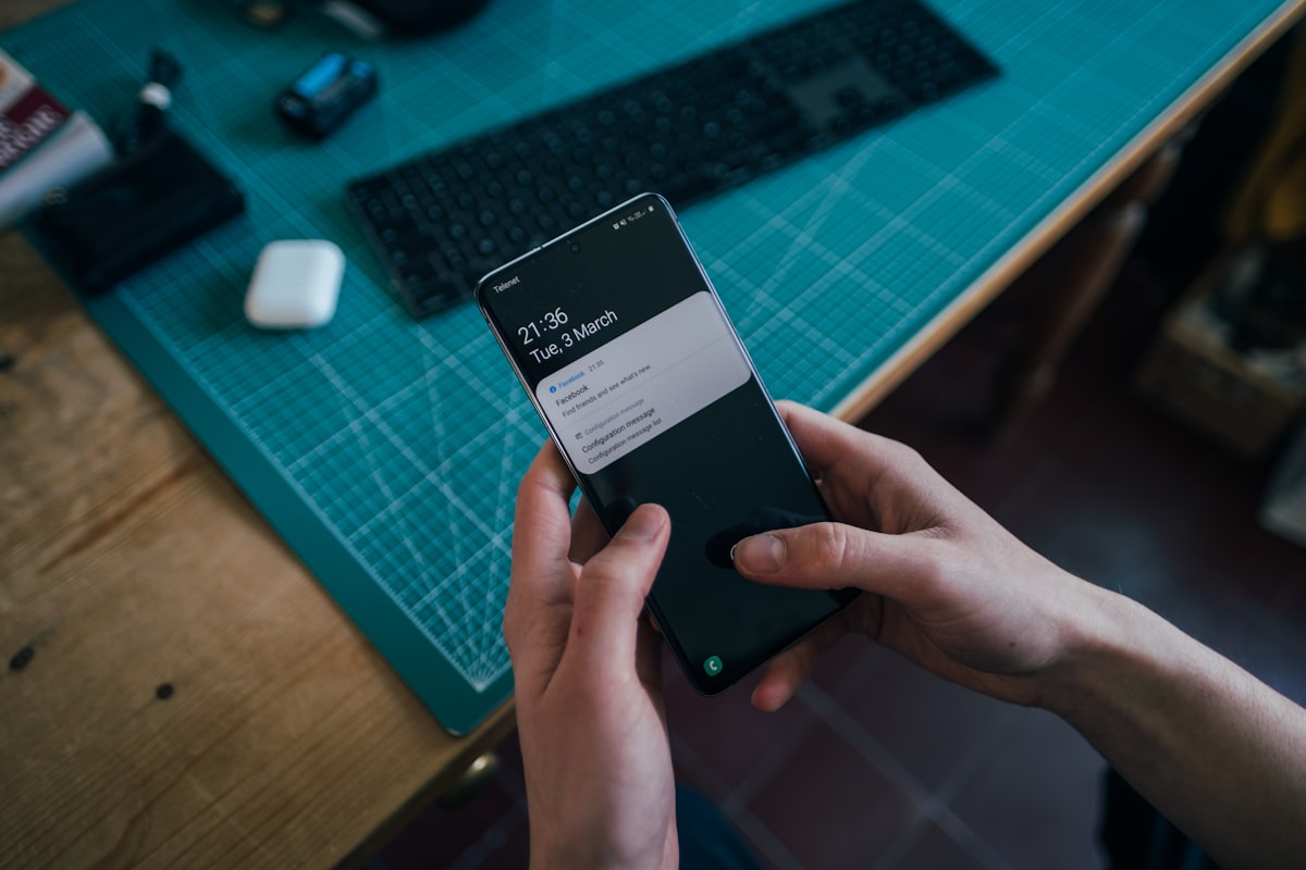 Persona sosteniendo un smartphone Android con notificaciones en pantalla