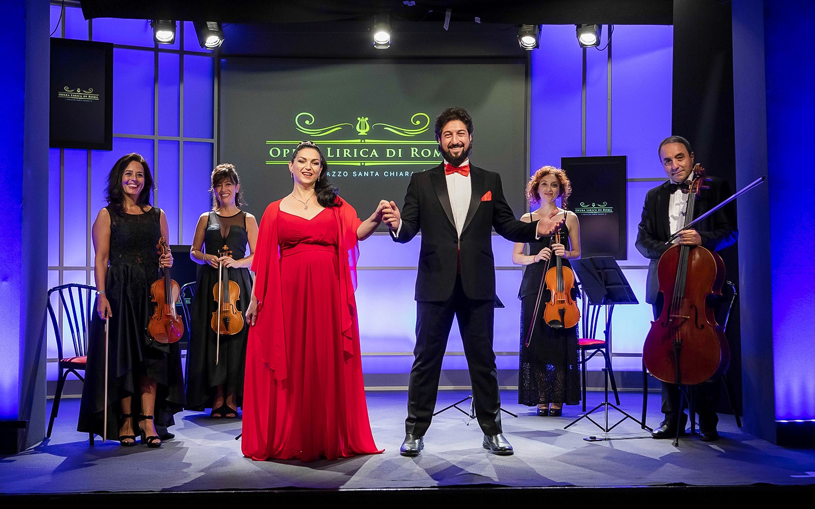 Chanteurs d'opéra et musiciens sur scène lors du concert « Great Opera Arias » à Rome.