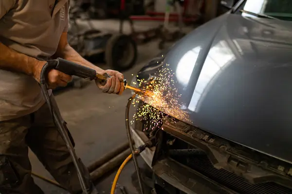 Technicien Five Star effectuant une soudure pour une réparation de carrosserie