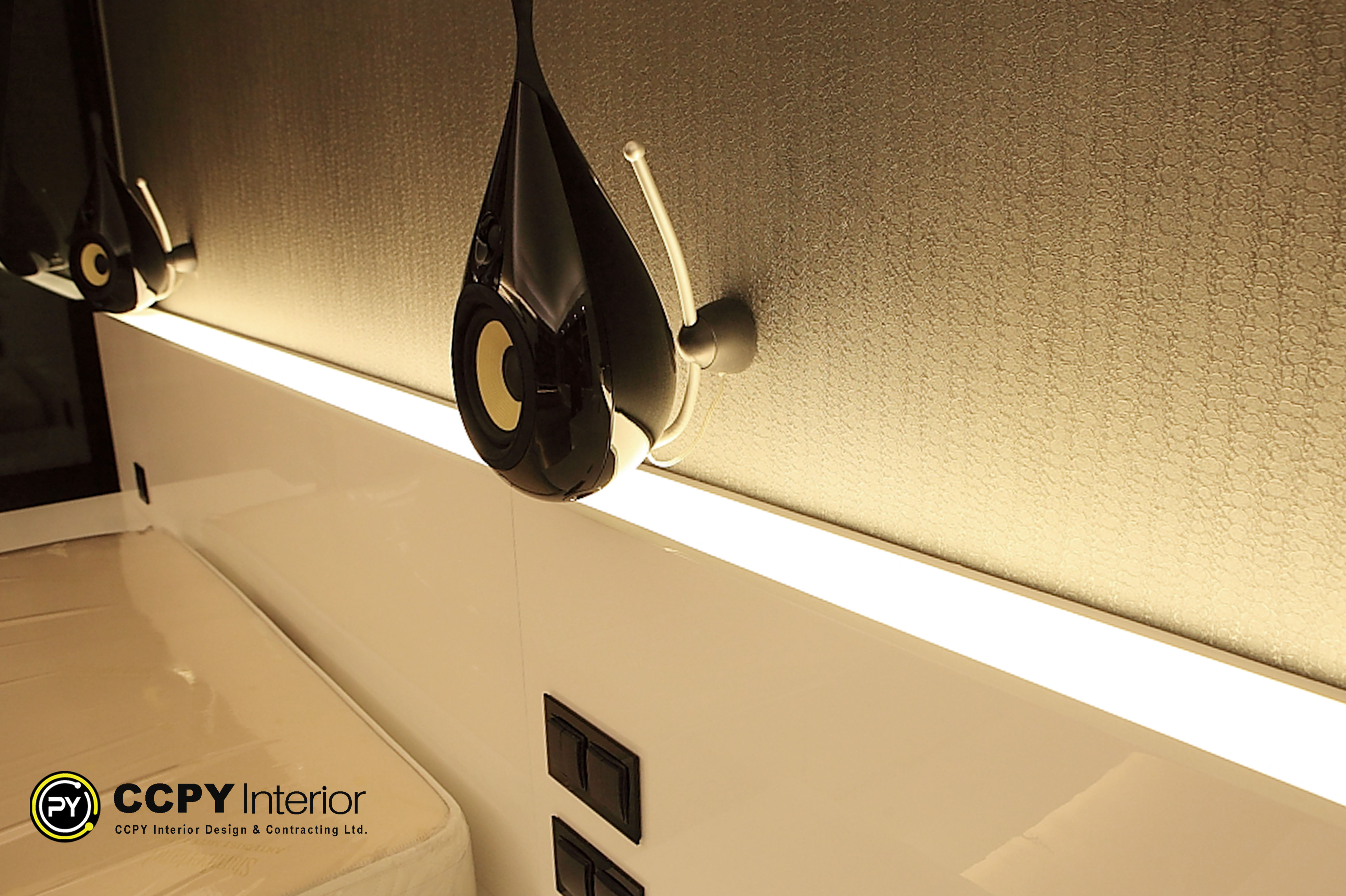 Bowers & Wilkins (B&W) 揚聲器安裝在 Benjamin Moore 質感牆紙上,配備隱藏式 LED 燈槽照明, Perkins Road 獨立屋。