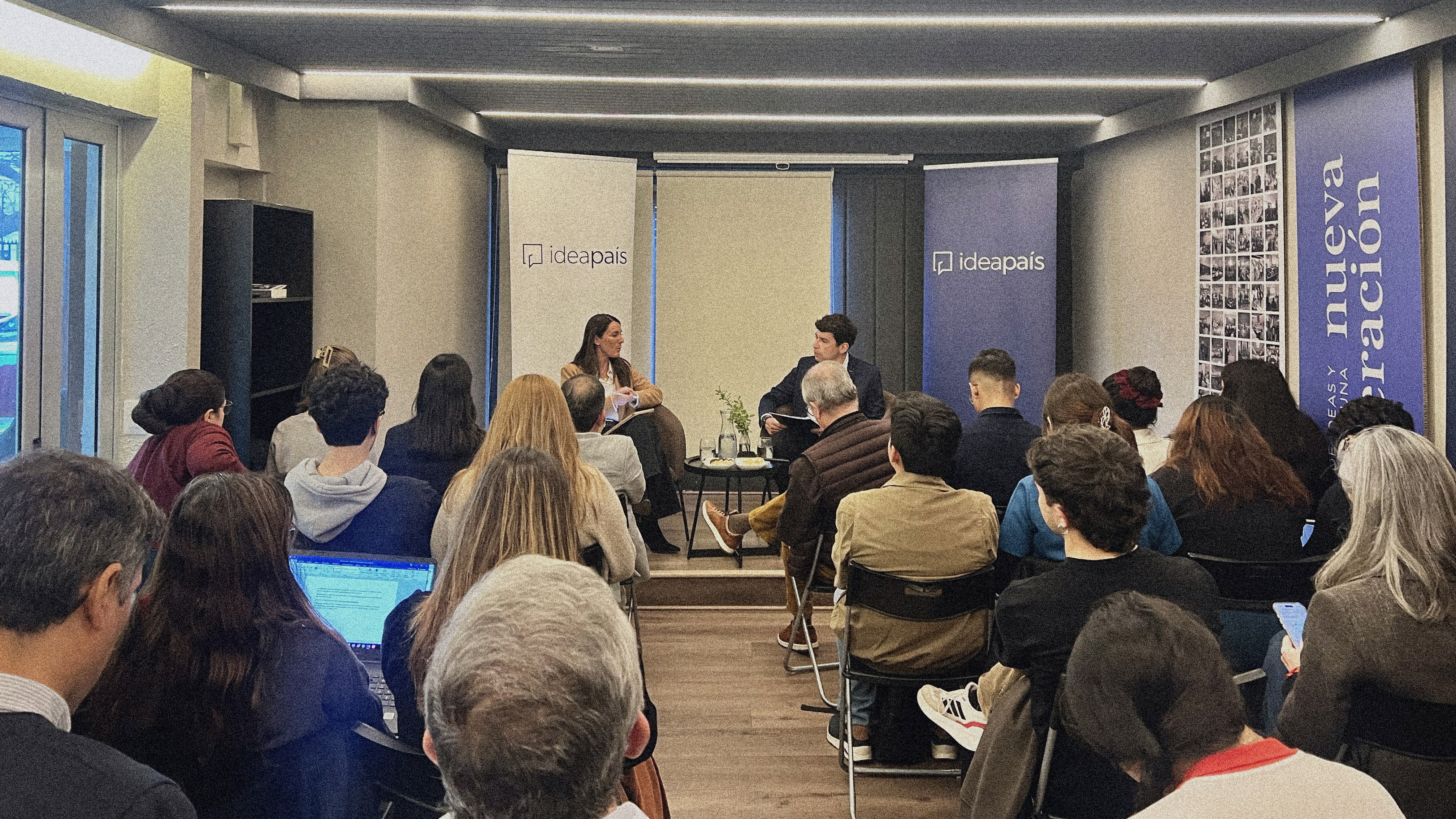 Foto de Kevin Canales, director de Formación de IdeaPaís y la ministra de Educación, María Paz Arzola, junto a 40 asistentes en la actividad Más allá del titular: Chile al pizarrón de IdeaPaís.