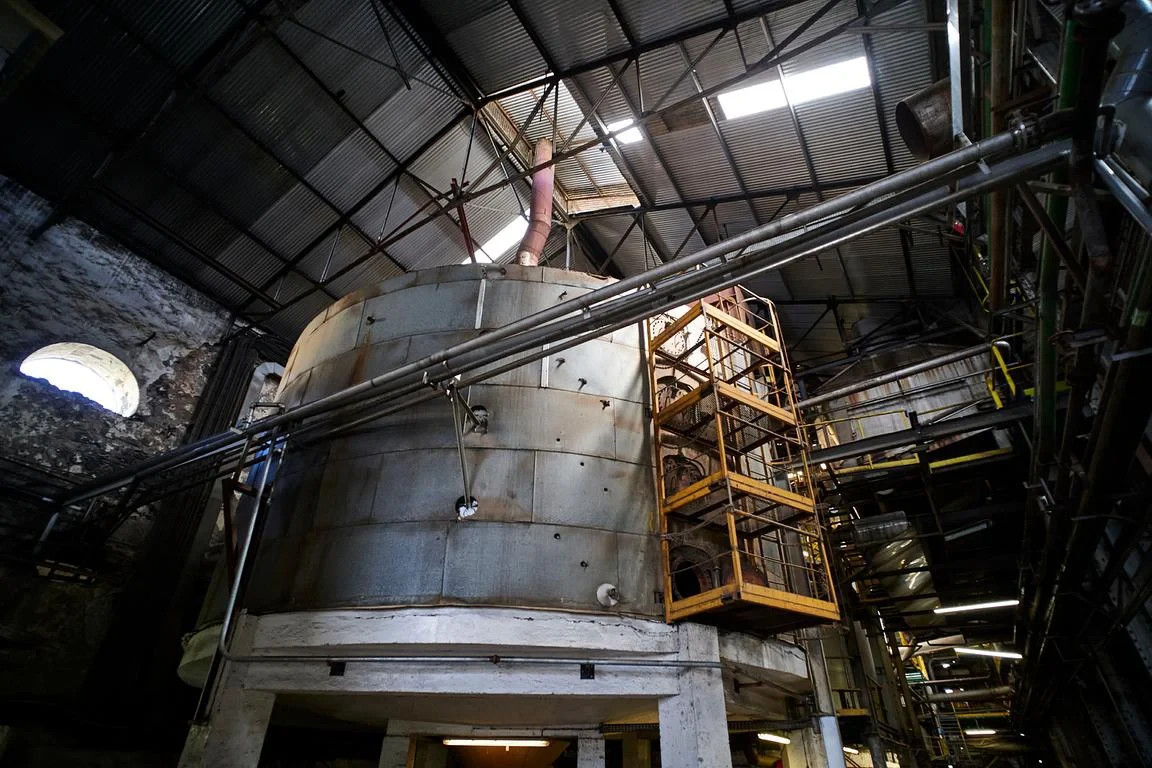 Reportage industriel : vue intérieure d'une structure de stockage haute technologie à La Réunion