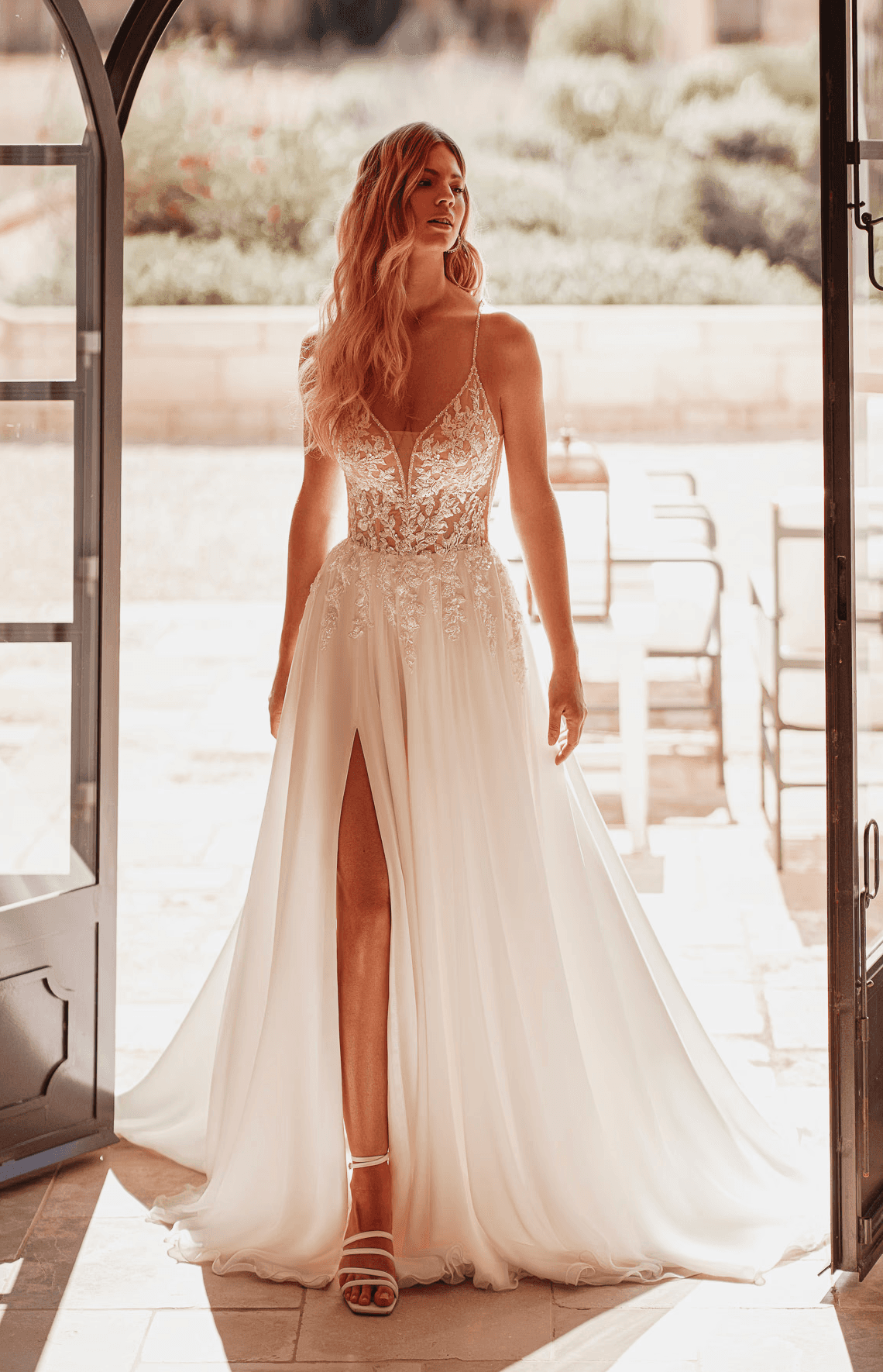 Modernes Standesamtkleid mit V-Ausschnitt und elegantem Schlitz – schlichte Brautmode fürs Standesamt