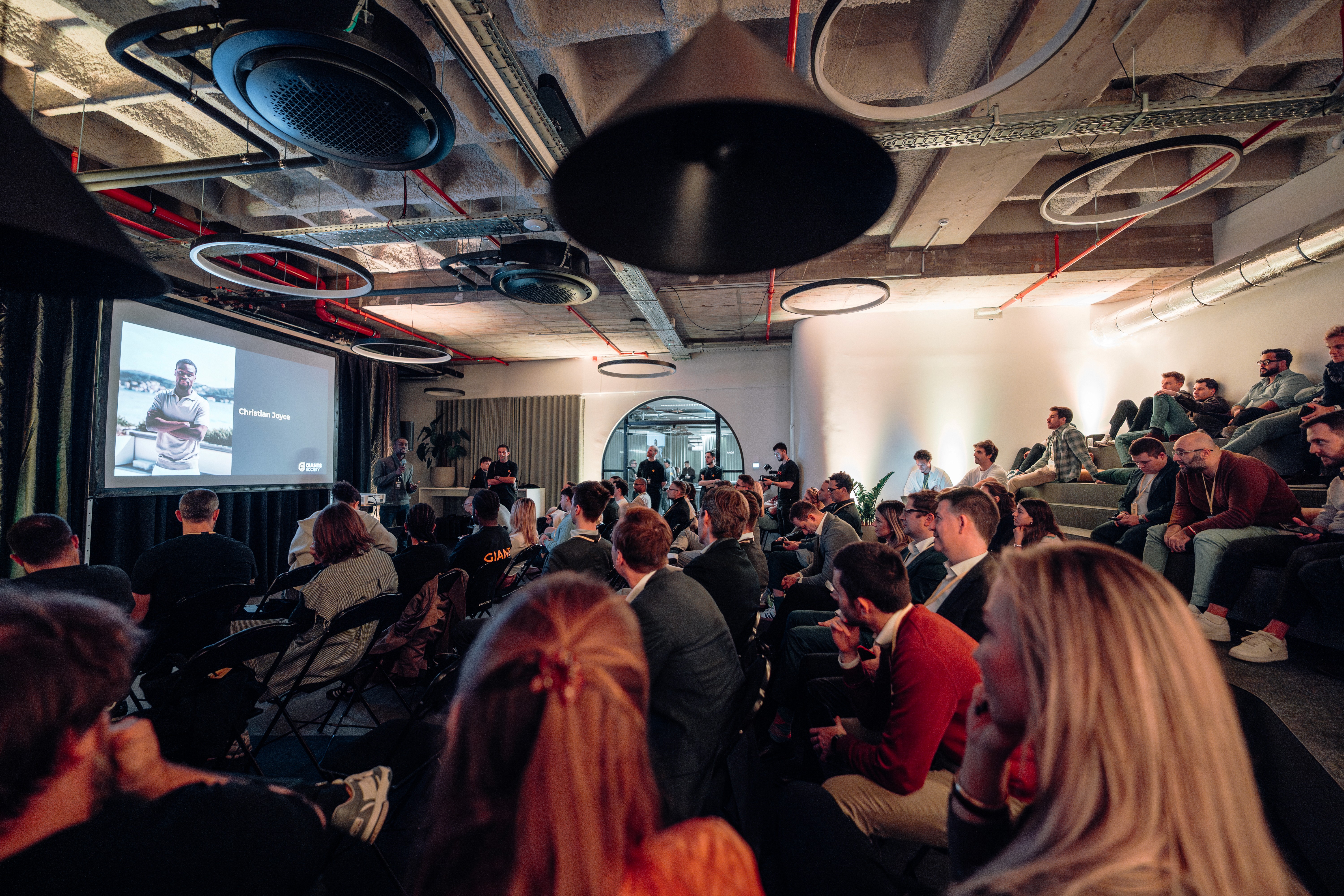 Jean-Christophe debout devant des entrepreneurs assis