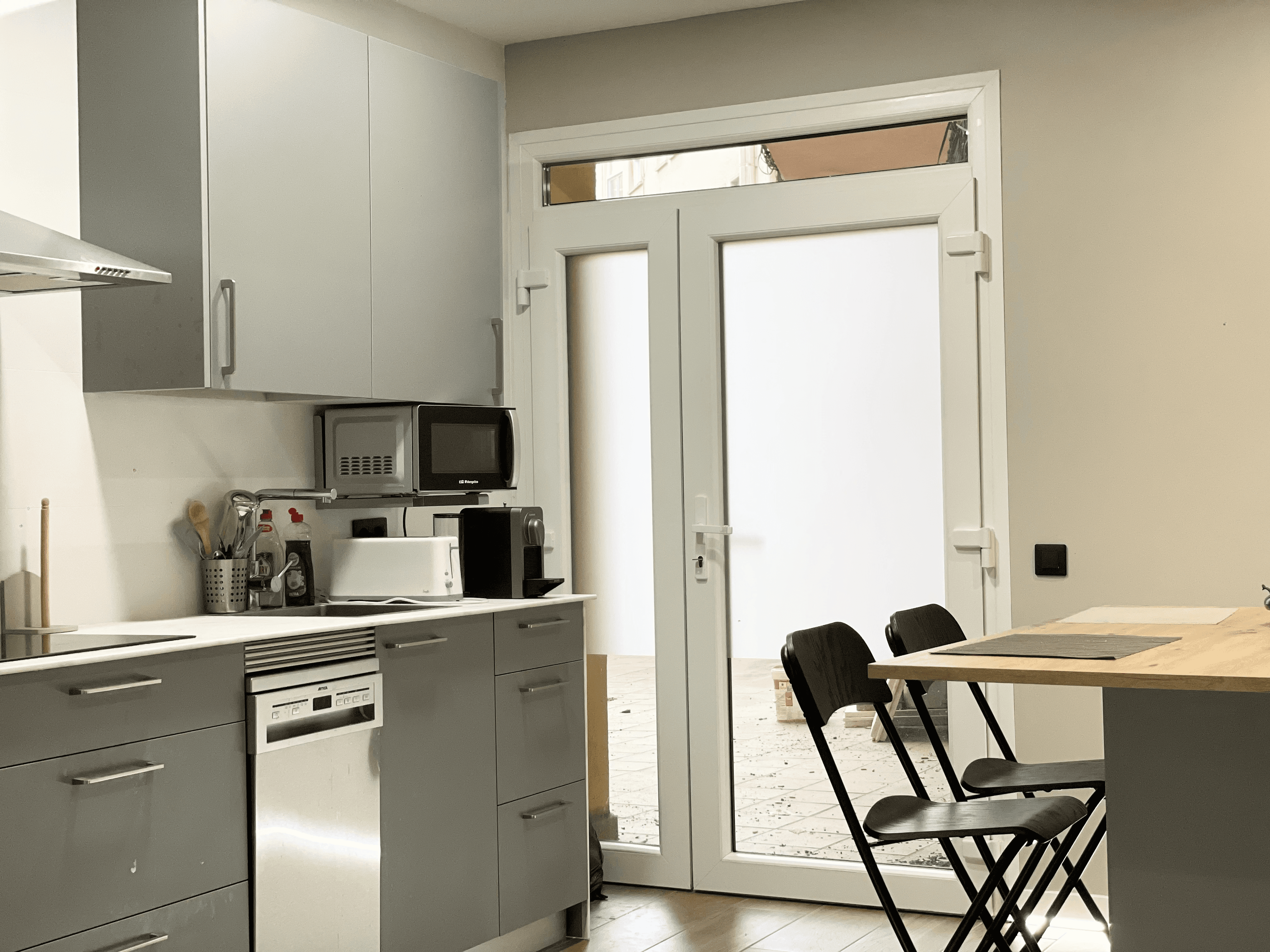 cocina pequeña de vivienda en venta en Ávila con mesa auxiliar