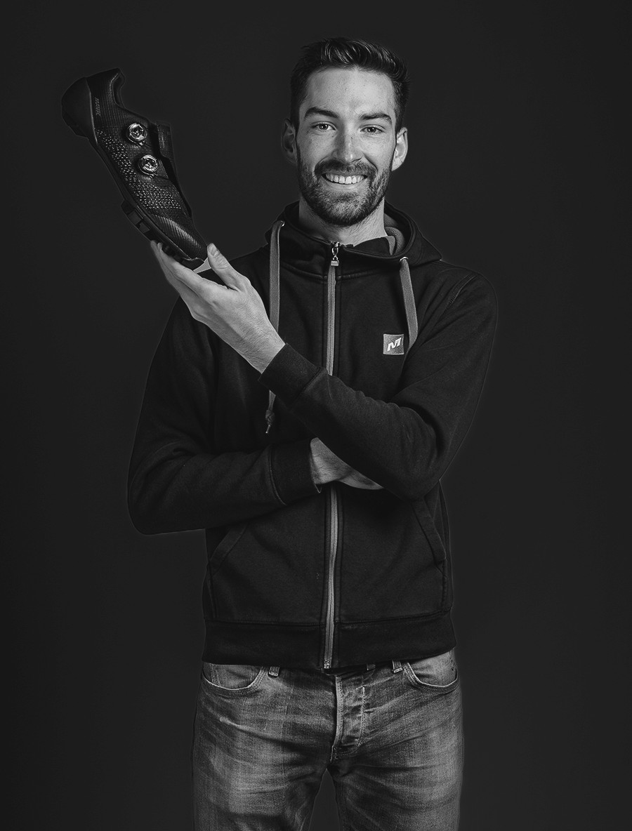 Portrait professionnel N&B  professionnel homme studio fond noir 