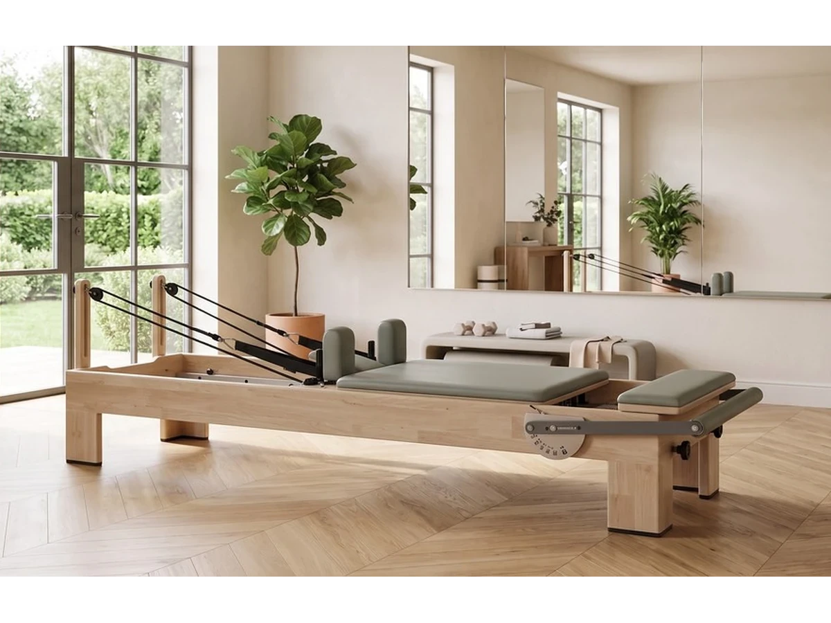 Pilates Reformer Training — Chêne, reformer de studio en chêne dans un studio de Pilates professionnel